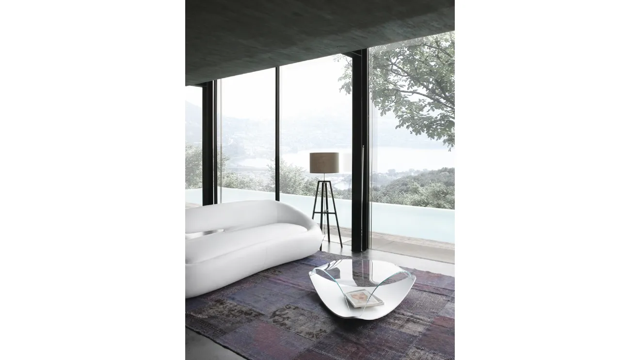 Tavolino di design Quiet con top in vetro curvato e base in laccato bianco opaco Tonin Casa