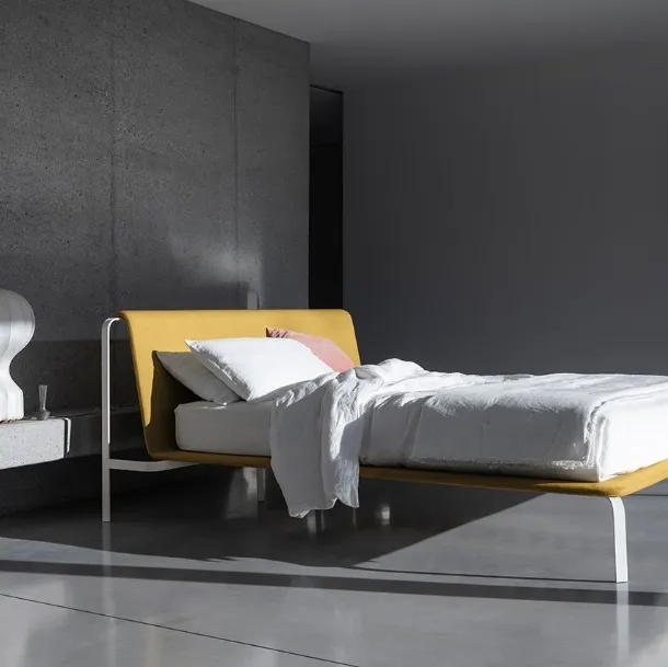 Letto minimal ed elegante con testiera in tessuto e struttura in metallo Bend di Bolzan Letti