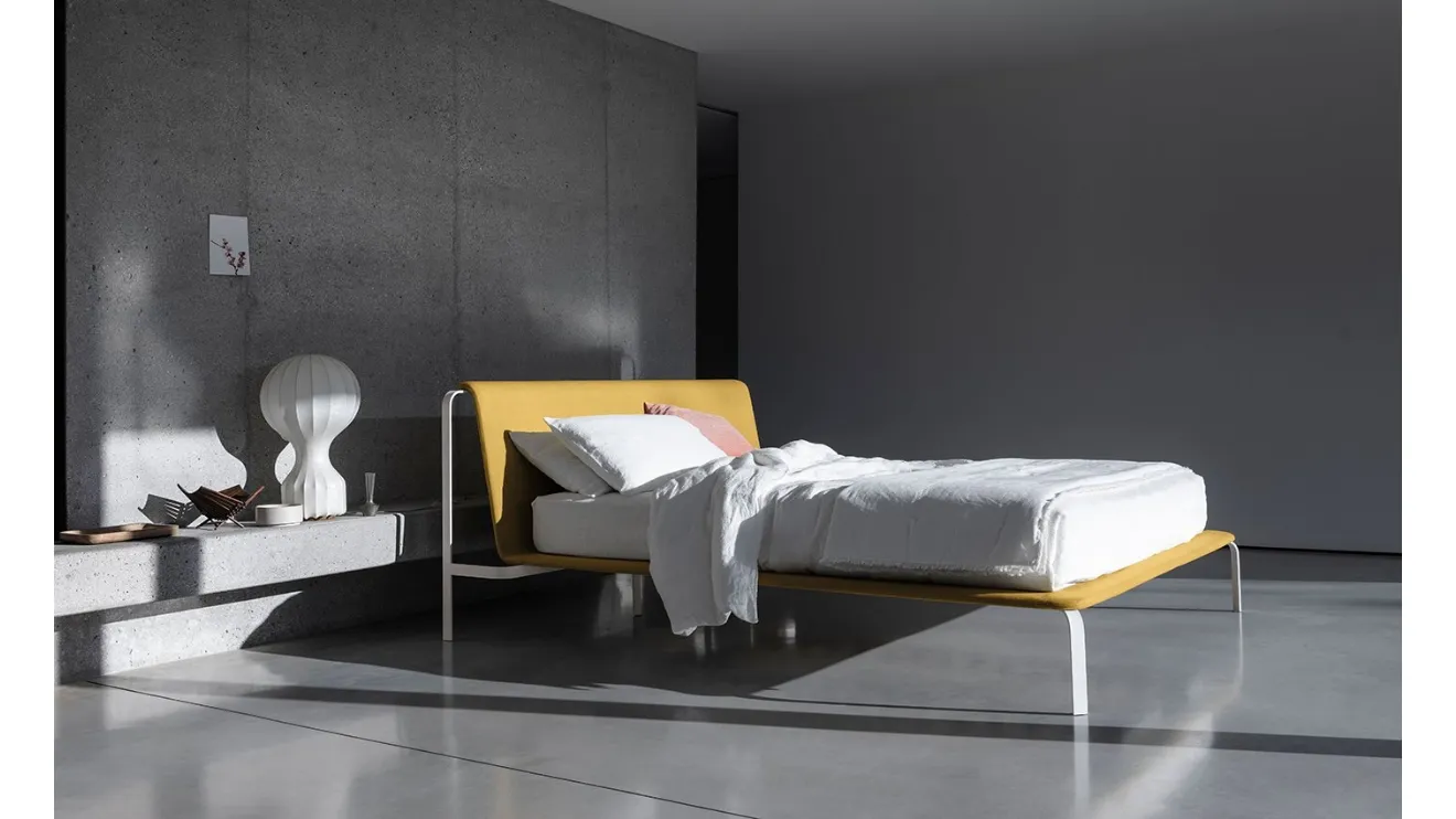 Letto minimal ed elegante con testiera in tessuto e struttura in metallo Bend di Bolzan Letti