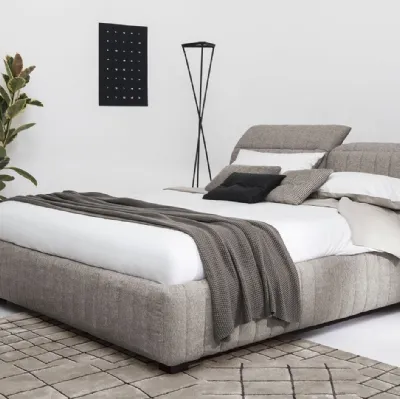 Letto in tessuto imbottito con trapuntatura verticale Portland di Calligaris