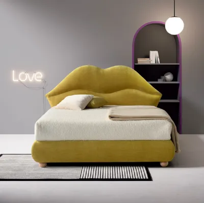 Letto di design in tessuto con testiera a forma di labbra Diaspro di Nefi Italia