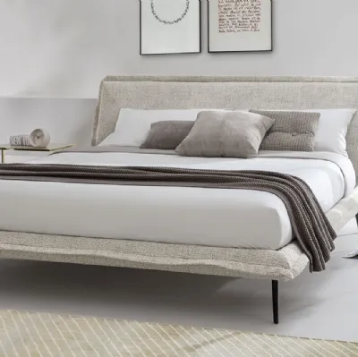 Letto in tessuto imbottito con piedini in metallo Fluff di Calligaris