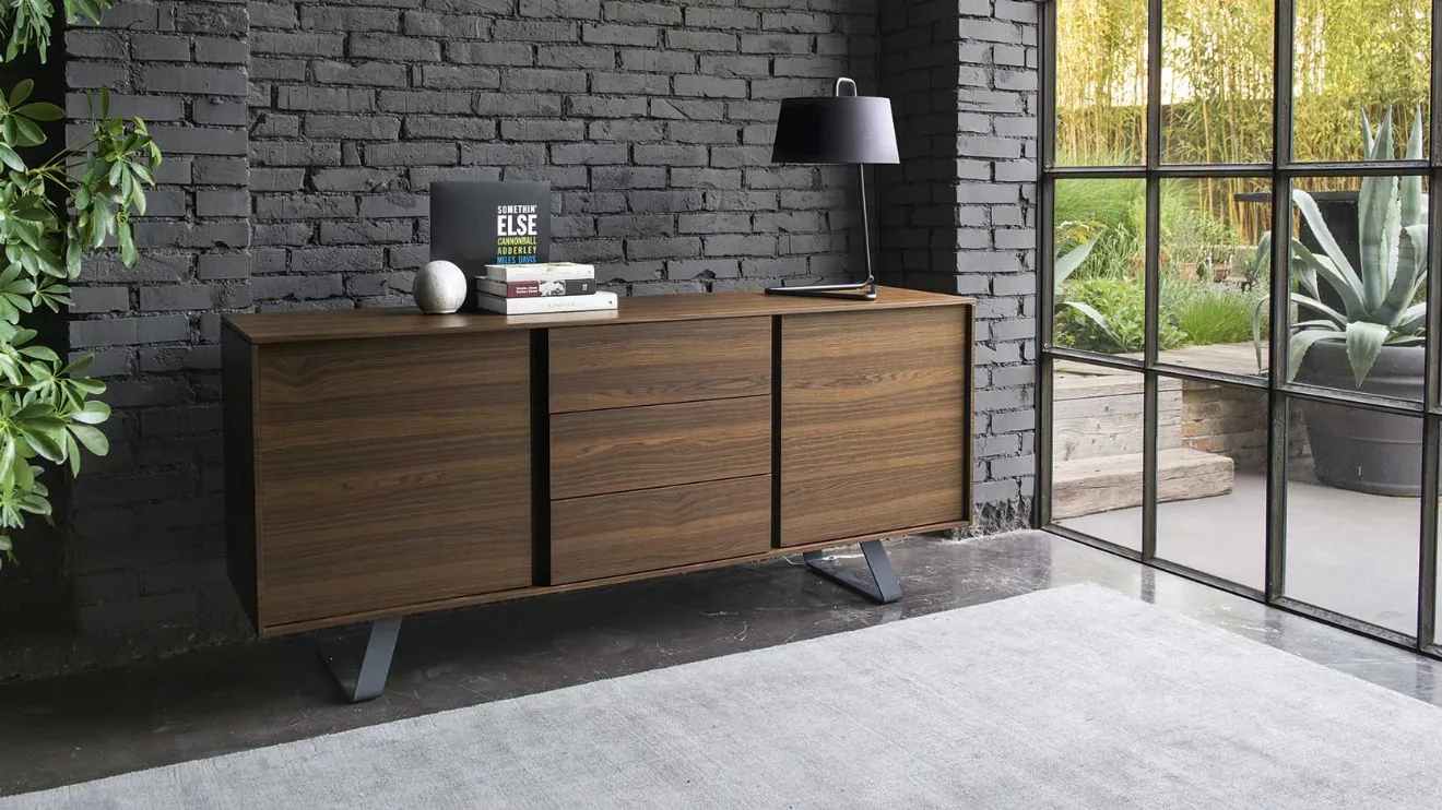 Madia in legno a 3 ante con piedini in metallo Secret di Calligaris