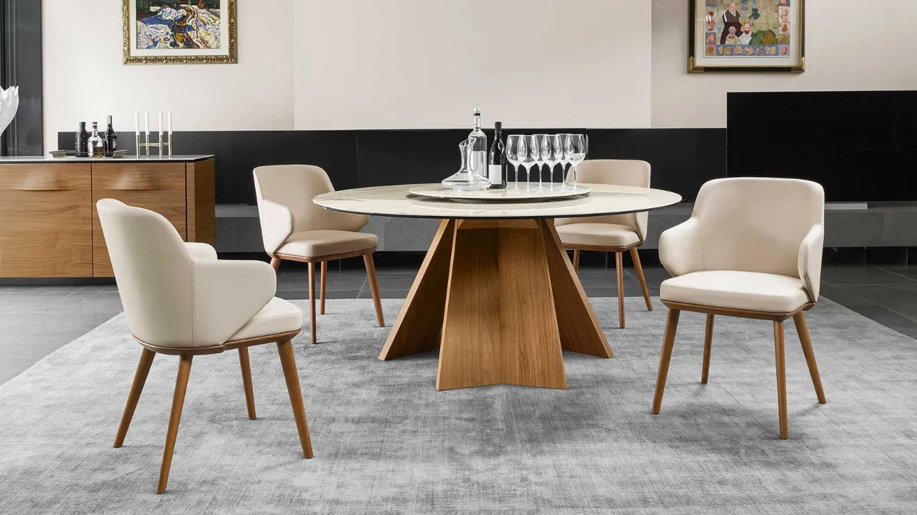 Sedia Foyer con braccioli e struttura in legno massello di Calligaris