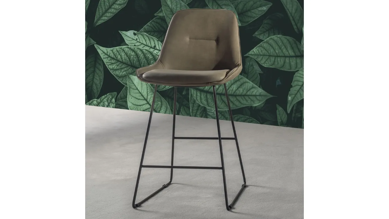 Sgabello Norway Stool slitta in eco Nabuk con struttura in metallo verniciato nero di La Seggiola