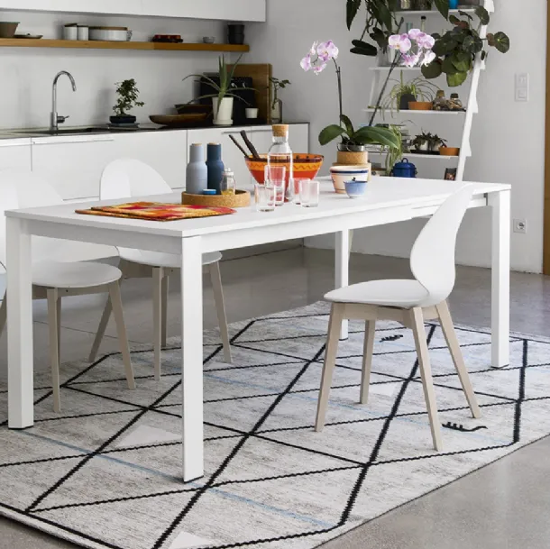 Tavolo allungabile Duca in laccato bianco con gambe in metallo di Calligaris