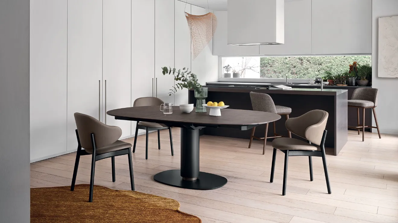 Tavolo con piano ellittico allungabile e basamento in metallo Elson di Calligaris