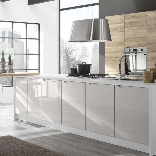 Cucina Moderna con isola Carima finitura Rovere Moka e Ghiaccio lucido di Evo Cucine