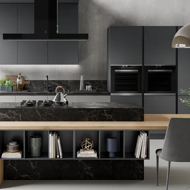 Cucina Moderna con isola Diva in Pet finitura Ghiaccio opaco e Antracite opaco di Evo Cucine