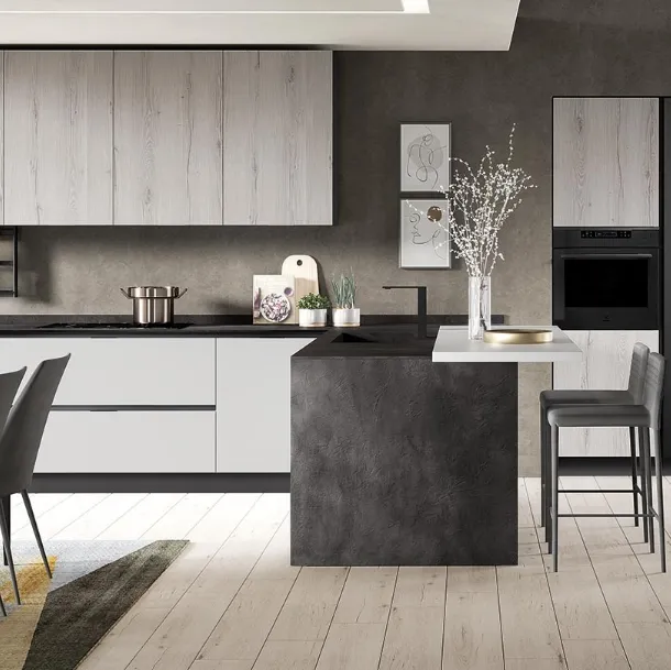 Cucina Moderna con penisola Diva in Pet finitura Ghiaccio opaco e laminato Rovere Grigio di Evo Cucine