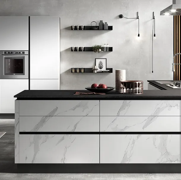 Cucina Moderna con isola Eos in HPL effetto Marmo e Glass Bianco di Evo Cucine