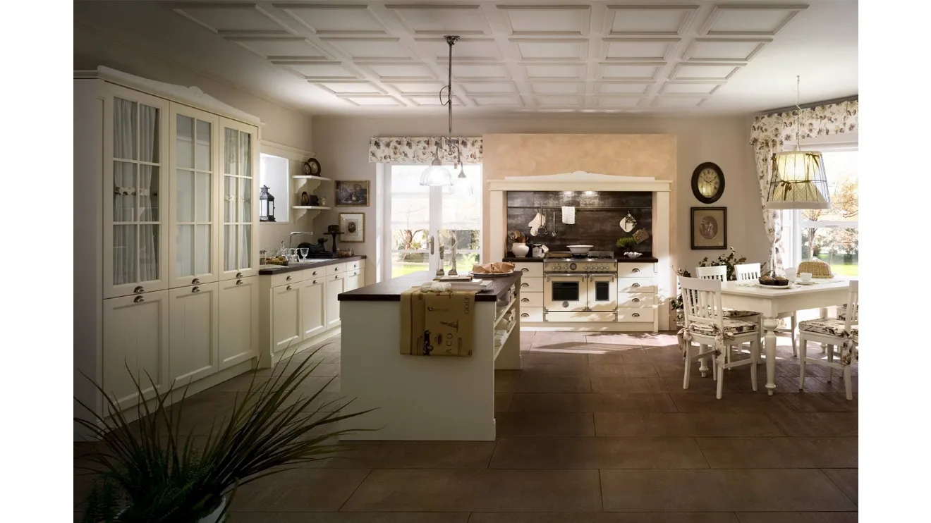 Cucina Shabby Chic con isola in legno laccato con pensili a vetrina Sweet Kitchen English Style di Callesella